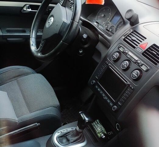 Сірий Фольксваген Туран, об'ємом двигуна 2 л та пробігом 310 тис. км за 5800 $, фото 4 на Automoto.ua