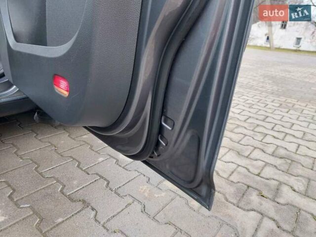 Серый Фольксваген Туран, объемом двигателя 1.97 л и пробегом 320 тыс. км за 6200 $, фото 13 на Automoto.ua