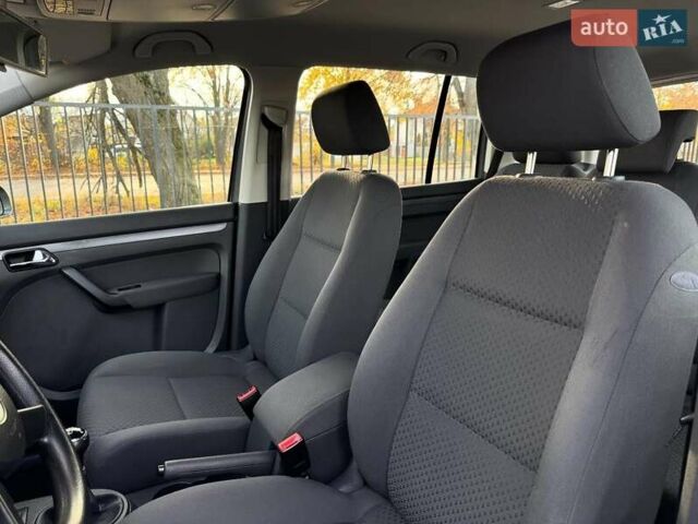 Серый Фольксваген Туран, объемом двигателя 1.6 л и пробегом 223 тыс. км за 6300 $, фото 7 на Automoto.ua