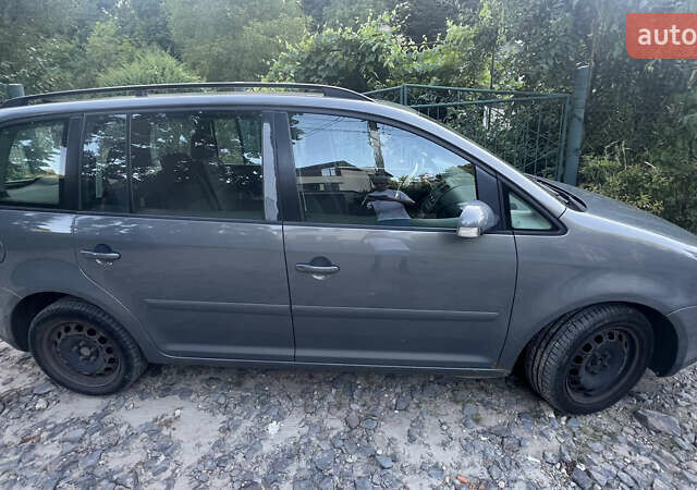 Серый Фольксваген Туран, объемом двигателя 1.9 л и пробегом 295 тыс. км за 5700 $, фото 13 на Automoto.ua