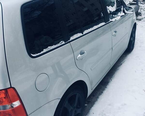 Серый Фольксваген Туран, объемом двигателя 2 л и пробегом 130 тыс. км за 6100 $, фото 3 на Automoto.ua