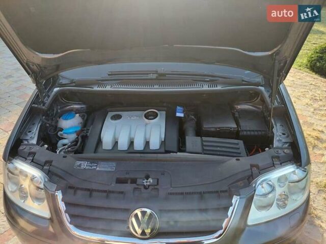 Серый Фольксваген Туран, объемом двигателя 1.9 л и пробегом 189 тыс. км за 7300 $, фото 1 на Automoto.ua