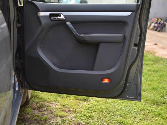 Серый Фольксваген Туран, объемом двигателя 2 л и пробегом 370 тыс. км за 4950 $, фото 11 на Automoto.ua