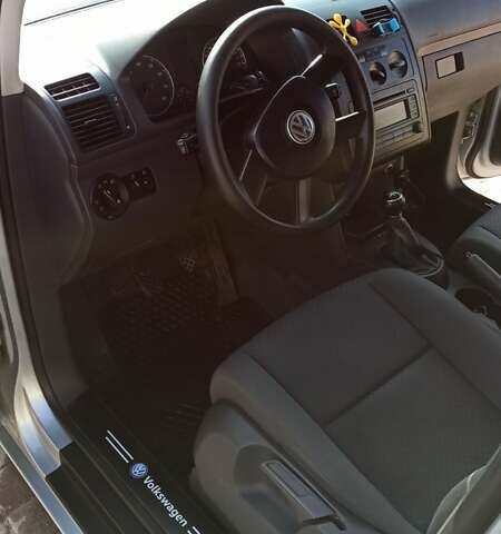 Серый Фольксваген Туран, объемом двигателя 1.6 л и пробегом 260 тыс. км за 5500 $, фото 2 на Automoto.ua