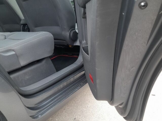 Серый Фольксваген Туран, объемом двигателя 1.9 л и пробегом 350 тыс. км за 2600 $, фото 3 на Automoto.ua