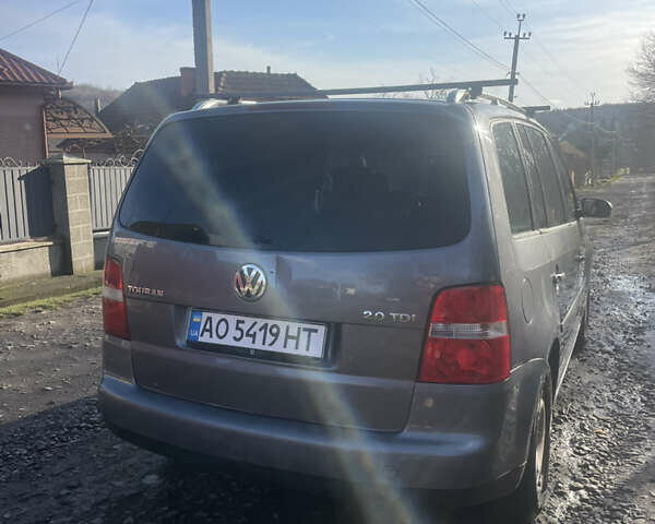 Серый Фольксваген Туран, объемом двигателя 2 л и пробегом 375 тыс. км за 4500 $, фото 4 на Automoto.ua
