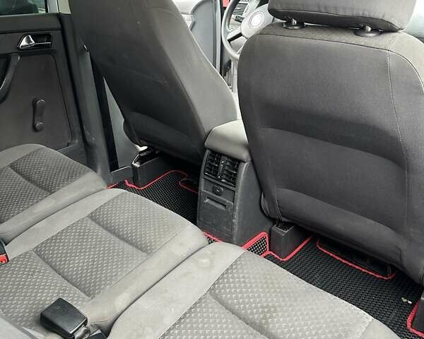 Серый Фольксваген Туран, объемом двигателя 1.6 л и пробегом 338 тыс. км за 5500 $, фото 12 на Automoto.ua