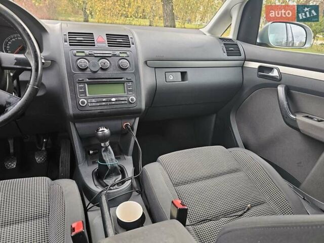 Серый Фольксваген Туран, объемом двигателя 1.6 л и пробегом 280 тыс. км за 5250 $, фото 3 на Automoto.ua