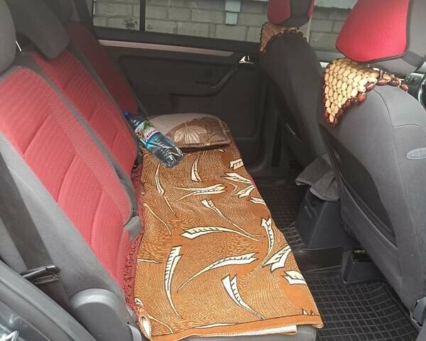 Серый Фольксваген Туран, объемом двигателя 1.6 л и пробегом 256 тыс. км за 5700 $, фото 1 на Automoto.ua