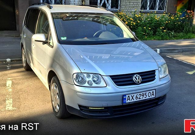 Серый Фольксваген Туран, объемом двигателя 1.6 л и пробегом 297 тыс. км за 3900 $, фото 1 на Automoto.ua