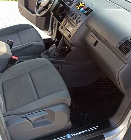 Серый Фольксваген Туран, объемом двигателя 1.6 л и пробегом 260 тыс. км за 5500 $, фото 3 на Automoto.ua