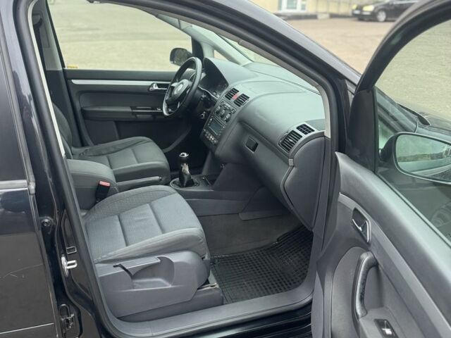 Серый Фольксваген Туран, объемом двигателя 2 л и пробегом 250 тыс. км за 3550 $, фото 16 на Automoto.ua