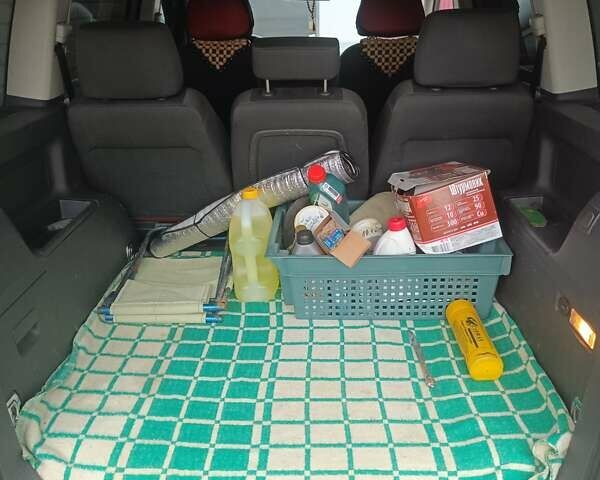 Серый Фольксваген Туран, объемом двигателя 1.6 л и пробегом 256 тыс. км за 5700 $, фото 2 на Automoto.ua