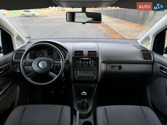 Серый Фольксваген Туран, объемом двигателя 1.6 л и пробегом 223 тыс. км за 6300 $, фото 12 на Automoto.ua