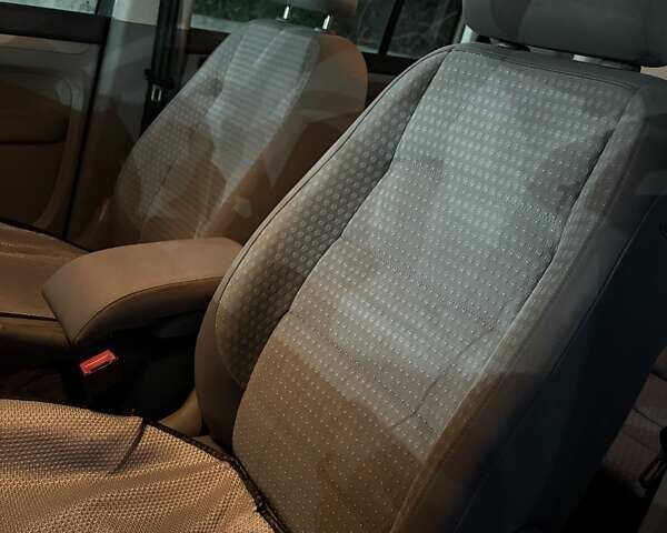 Серый Фольксваген Туран, объемом двигателя 2 л и пробегом 214 тыс. км за 6600 $, фото 38 на Automoto.ua