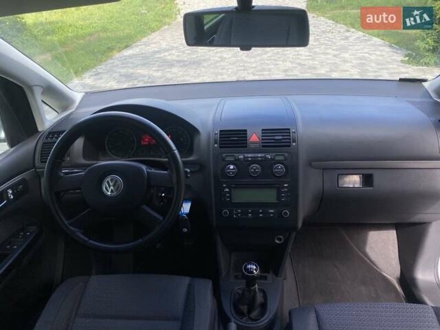 Серый Фольксваген Туран, объемом двигателя 1.6 л и пробегом 171 тыс. км за 6000 $, фото 6 на Automoto.ua