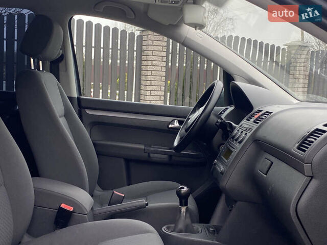 Сірий Фольксваген Туран, об'ємом двигуна 1.6 л та пробігом 226 тис. км за 6300 $, фото 12 на Automoto.ua