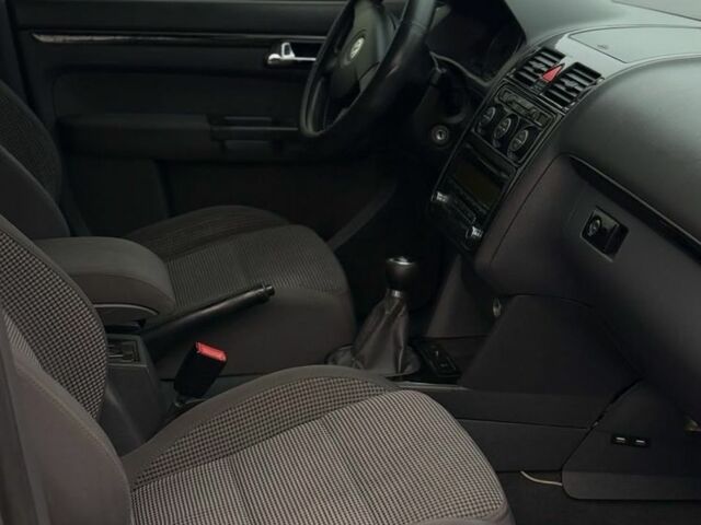 Серый Фольксваген Туран, объемом двигателя 2 л и пробегом 300 тыс. км за 7500 $, фото 11 на Automoto.ua