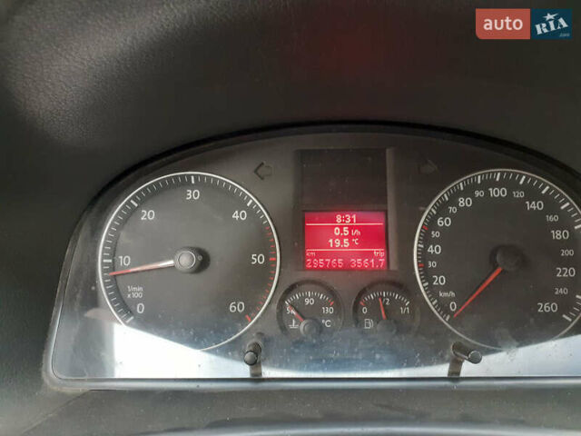 Серый Фольксваген Туран, объемом двигателя 1.9 л и пробегом 295 тыс. км за 5700 $, фото 34 на Automoto.ua