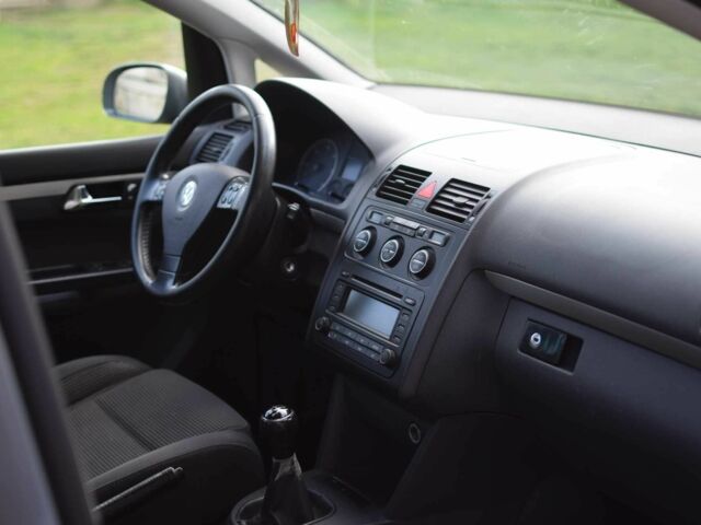 Серый Фольксваген Туран, объемом двигателя 2 л и пробегом 370 тыс. км за 4950 $, фото 10 на Automoto.ua