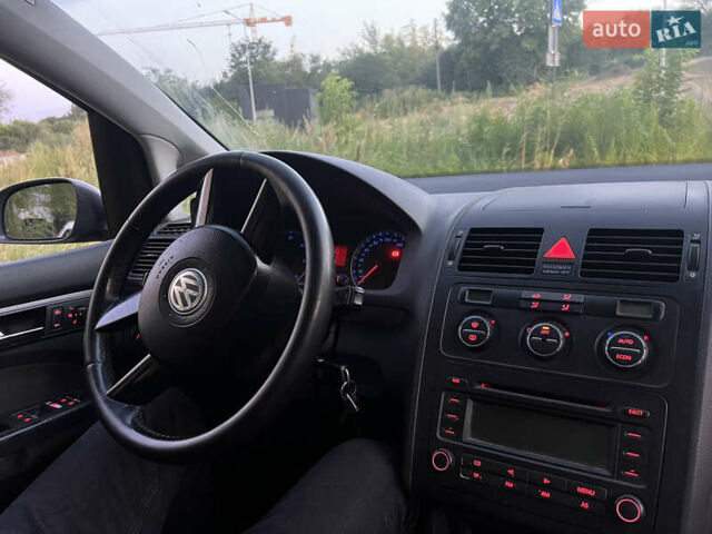 Серый Фольксваген Туран, объемом двигателя 1.9 л и пробегом 295 тыс. км за 5700 $, фото 22 на Automoto.ua