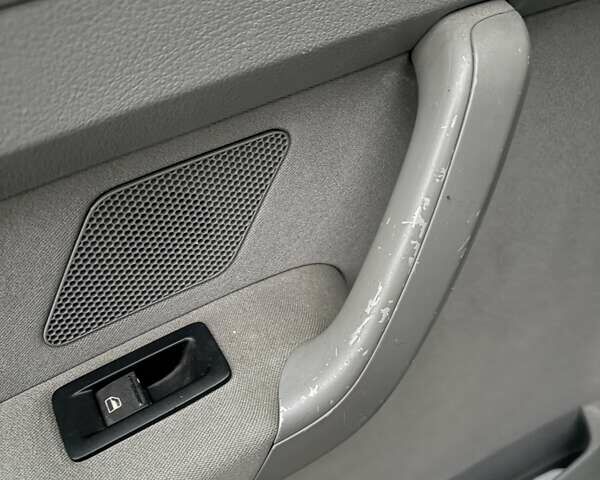 Серый Фольксваген Туран, объемом двигателя 2 л и пробегом 214 тыс. км за 6600 $, фото 53 на Automoto.ua