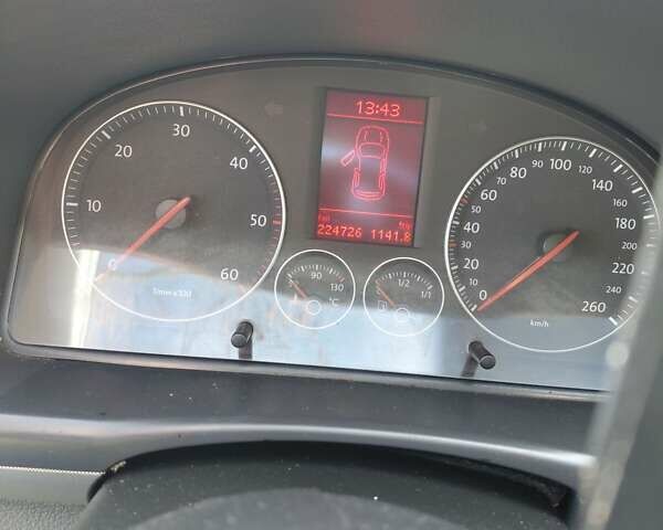 Серый Фольксваген Туран, объемом двигателя 1.9 л и пробегом 224 тыс. км за 6100 $, фото 13 на Automoto.ua