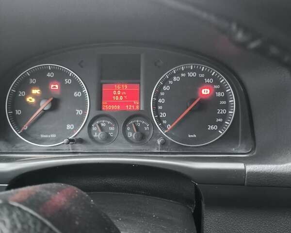 Серый Фольксваген Туран, объемом двигателя 1.6 л и пробегом 250 тыс. км за 6300 $, фото 1 на Automoto.ua