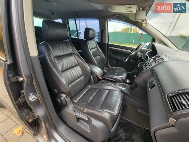 Серый Фольксваген Туран, объемом двигателя 2 л и пробегом 330 тыс. км за 5300 $, фото 25 на Automoto.ua