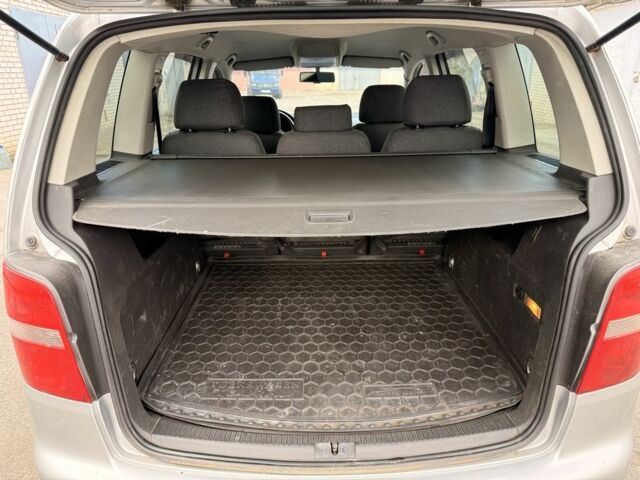 Серый Фольксваген Туран, объемом двигателя 1.6 л и пробегом 261 тыс. км за 5000 $, фото 10 на Automoto.ua