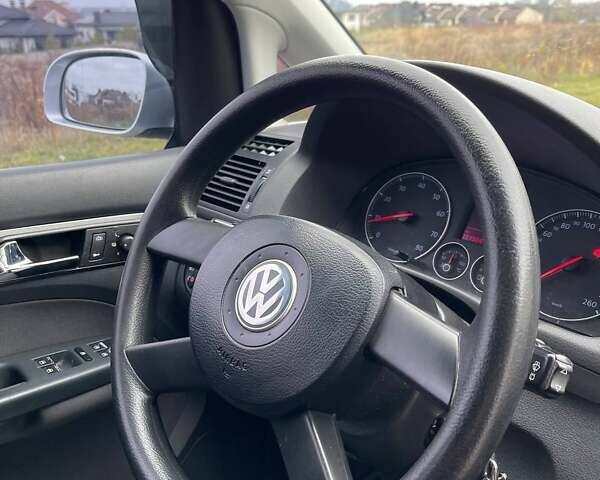 Серый Фольксваген Туран, объемом двигателя 2 л и пробегом 296 тыс. км за 4999 $, фото 26 на Automoto.ua