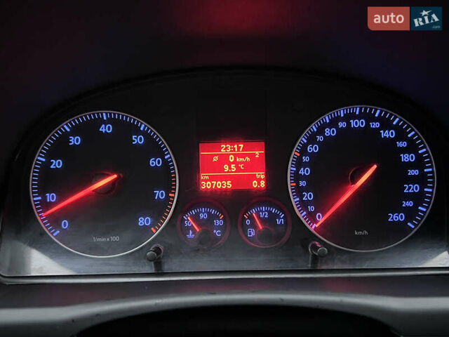 Сірий Фольксваген Туран, об'ємом двигуна 1.6 л та пробігом 307 тис. км за 4900 $, фото 24 на Automoto.ua