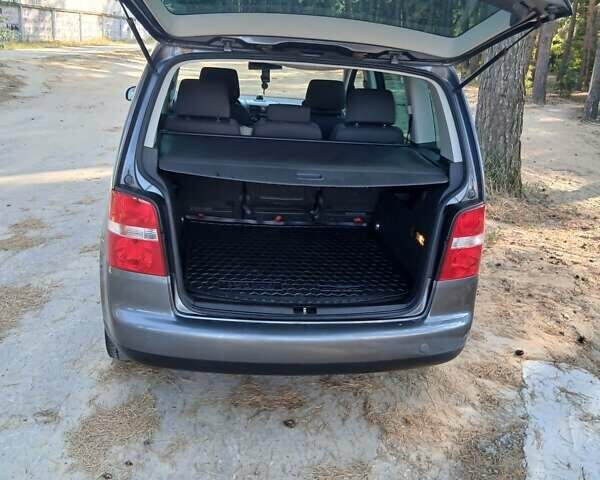 Сірий Фольксваген Туран, об'ємом двигуна 1.6 л та пробігом 235 тис. км за 5900 $, фото 4 на Automoto.ua