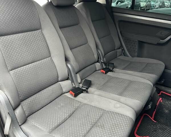 Серый Фольксваген Туран, объемом двигателя 1.6 л и пробегом 338 тыс. км за 5500 $, фото 13 на Automoto.ua