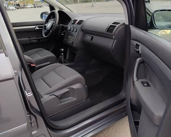 Серый Фольксваген Туран, объемом двигателя 1.6 л и пробегом 247 тыс. км за 6300 $, фото 4 на Automoto.ua