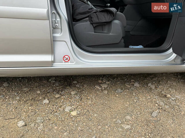 Серый Фольксваген Туран, объемом двигателя 1.6 л и пробегом 213 тыс. км за 6900 $, фото 6 на Automoto.ua