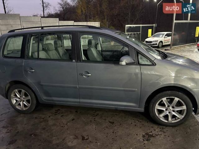 Серый Фольксваген Туран, объемом двигателя 2 л и пробегом 214 тыс. км за 6600 $, фото 61 на Automoto.ua