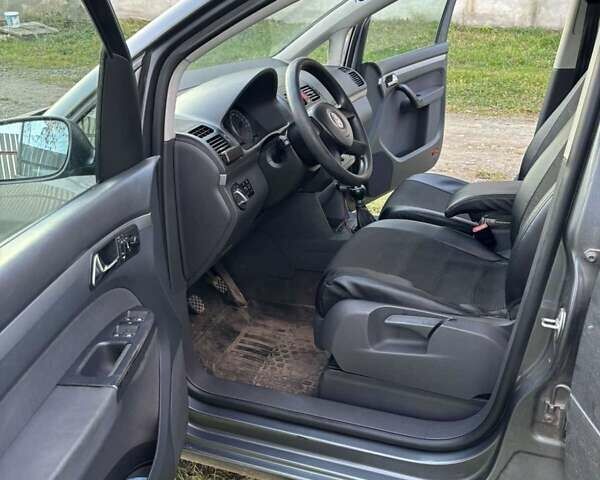 Серый Фольксваген Туран, объемом двигателя 1.9 л и пробегом 224 тыс. км за 6100 $, фото 11 на Automoto.ua