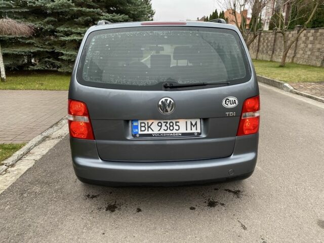 Серый Фольксваген Туран, объемом двигателя 1.9 л и пробегом 300 тыс. км за 5850 $, фото 4 на Automoto.ua