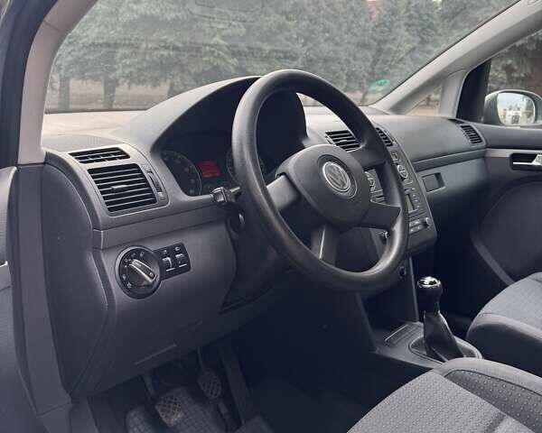 Серый Фольксваген Туран, объемом двигателя 1.6 л и пробегом 181 тыс. км за 5900 $, фото 6 на Automoto.ua