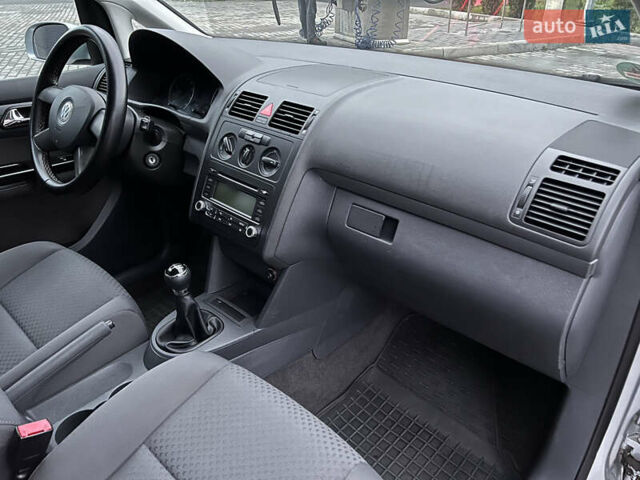 Сірий Фольксваген Туран, об'ємом двигуна 1.6 л та пробігом 307 тис. км за 4900 $, фото 49 на Automoto.ua