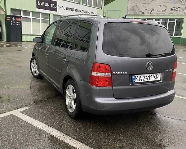 Сірий Фольксваген Туран, об'ємом двигуна 2 л та пробігом 280 тис. км за 6400 $, фото 4 на Automoto.ua