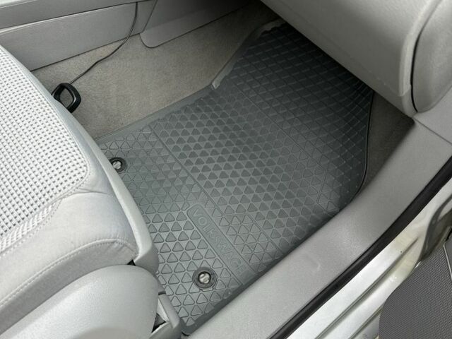 Серый Фольксваген Туран, объемом двигателя 1.6 л и пробегом 2 тыс. км за 6600 $, фото 12 на Automoto.ua