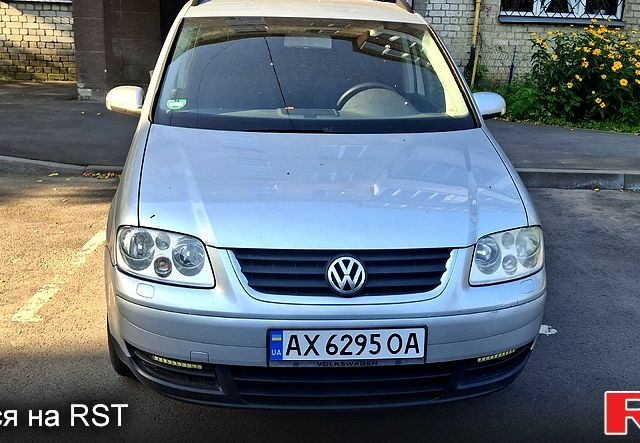 Серый Фольксваген Туран, объемом двигателя 1.6 л и пробегом 297 тыс. км за 3900 $, фото 2 на Automoto.ua