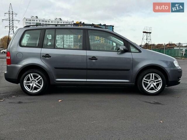 Серый Фольксваген Туран, объемом двигателя 1.6 л и пробегом 223 тыс. км за 6300 $, фото 4 на Automoto.ua