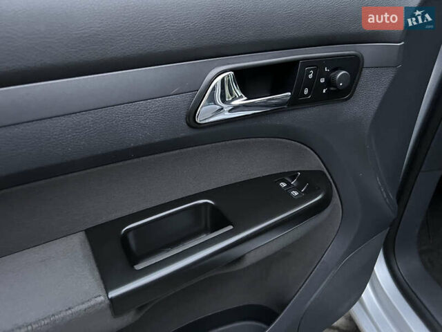 Сірий Фольксваген Туран, об'ємом двигуна 1.6 л та пробігом 307 тис. км за 4900 $, фото 28 на Automoto.ua