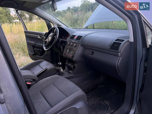 Серый Фольксваген Туран, объемом двигателя 1.9 л и пробегом 295 тыс. км за 5700 $, фото 20 на Automoto.ua