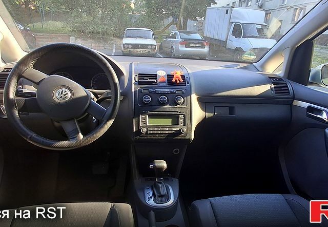 Серый Фольксваген Туран, объемом двигателя 1.6 л и пробегом 297 тыс. км за 3900 $, фото 4 на Automoto.ua