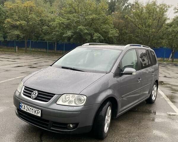 Сірий Фольксваген Туран, об'ємом двигуна 2 л та пробігом 280 тис. км за 6400 $, фото 6 на Automoto.ua