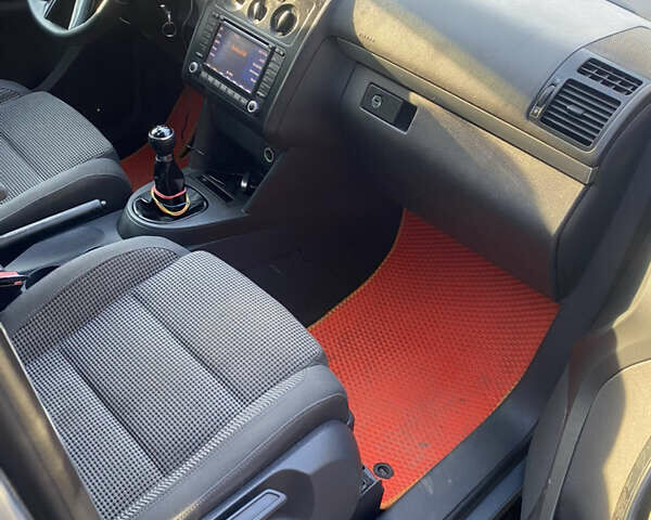 Серый Фольксваген Туран, объемом двигателя 2 л и пробегом 280 тыс. км за 5500 $, фото 6 на Automoto.ua